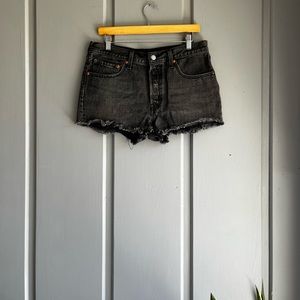 💖2/$15 Vintage distressed Levi’s shorts